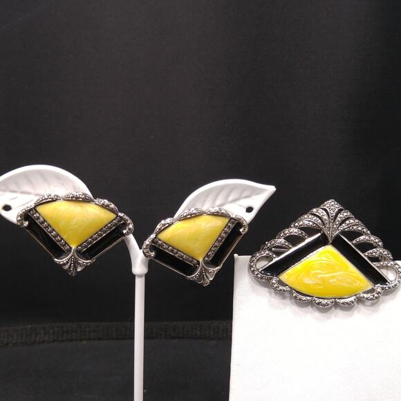 Vintage Avon Beige Enamel Fan Earrings Brooch Set, Post Earrings, Silver Tone - Picture 7 of 10